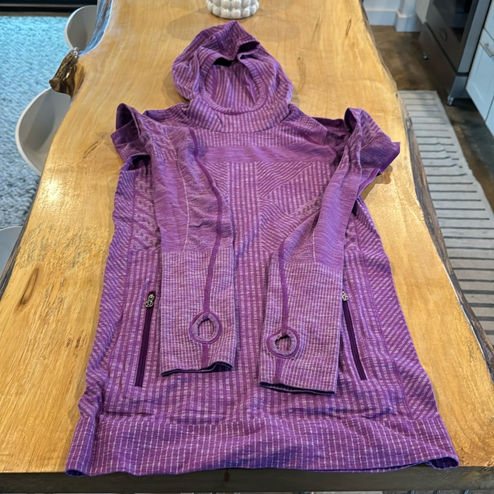 Lululemon size 4 long sleeve thermal
